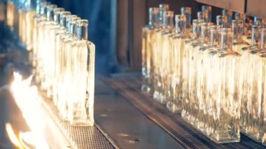 Cam şişeler otomatik hareketli Konveyör bant ve yanmış.