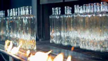 Şişe alıyorsanız yanmış ve dikkatle konveyör otomatik bir basın tarafından kaldırıldı