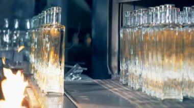 Düz satır kristal temiz cam şişe konveyör yangın ve ondan taşındı yoluyla boyunca hareket ediyor