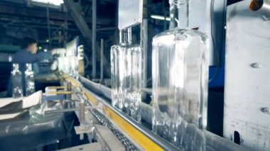 Seçili ve dışarı sildi cam şişe Konveyör bant taşımak devam ediyor