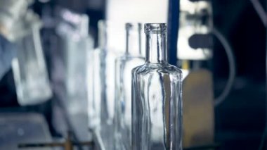 Fabrika işçileri el arızalı şişe konveyör çıkarmadan yakın çekim