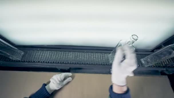 Garrafas de vidro estão sendo viradas e examinadas com as defeituosas tiradas — Vídeo de Stock