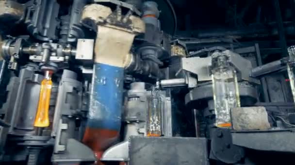 Roterande transportband transporterar glasflaskor från mekanismen släppa på transportbandet — Stockvideo