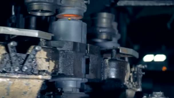 Les bouteilles chauffées semi-finies sont transformées par une machine d'usine — Video