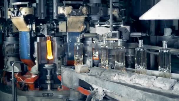 Gyár termelési folyamat átlátható üveges palackok