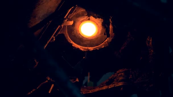 Скляна речовина спалюється завантажувальною машиною — стокове відео
