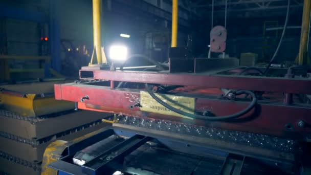 Snel bewegende beelden van een industriële mechanisme opheffen van een stapel flessen en verhuizen ze — Stockvideo