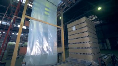 Karton Kutularda camsı şişe ile bir yığın ışınlama hareket ediyor