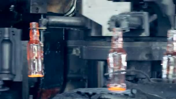 Промышленная печь производит и выпускает стеклянные бутылки — стоковое видео