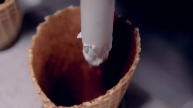 Gofret külah dondurma ile doldurma üzerinde yakından görmek.