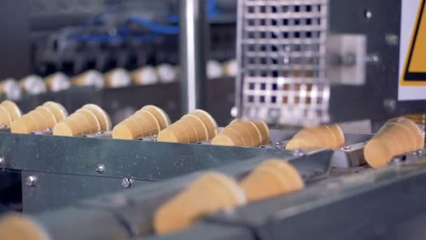 Helado en un cono que se mueve en un transportador en una fábrica de helados . — Vídeos de Stock