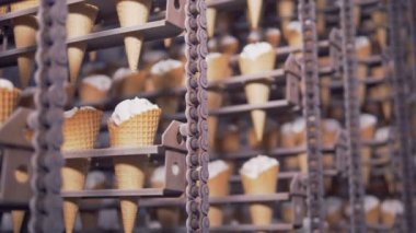 Yakından görmek odası soğutma hazır Ice - cream koni üzerinde. 4k.
