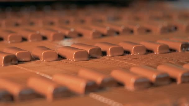 Vista de cerca en la línea de producción con barras de chocolate dulces . — Vídeos de Stock