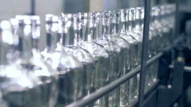 Cam şişe üzerinde bir üretim hattı, yakın çekim.