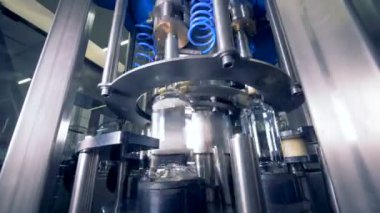 Bir makine şişe taşır ve mantarlar üzerlerine pul. 4k.