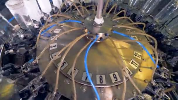 Une machine à laver en usine nettoie les bouteilles de vodka vides. 4K . — Video