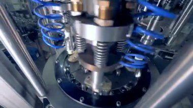 Birkaç şişe diğer şişe bir çizgi üzerinde giderken Mantarlar, koymak için makine yerleştirilir. 4k.