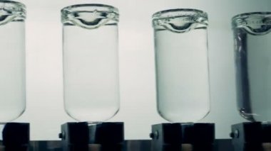 Tam şişe baş aşağı hafif bir arka plan üzerinde test edilir. 4k.