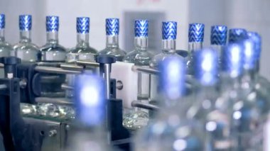 Tam kepli şişe bir assebly satırına gidin.