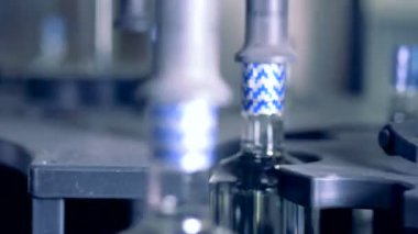 Sınırlarına üzerinde damgalı şişe yakın çekim.