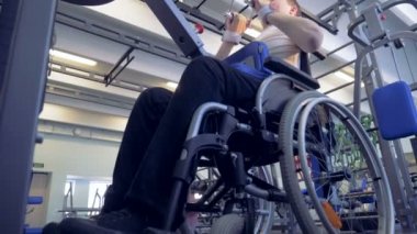 Üst bloğu için geri itme engelli adam yapar.