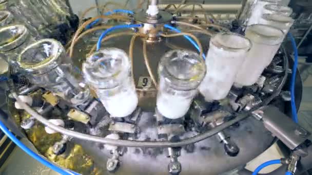 Speciell maskin häller ut vatten från flaskor. — Stockvideo