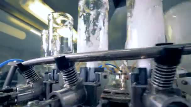Tecnologia de limpeza de garrafas, close-up . — Vídeo de Stock