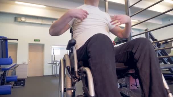 Gehandicapte man maakt oefeningen voor het opwarmen van zijn hand voor opleiding. — Stockvideo