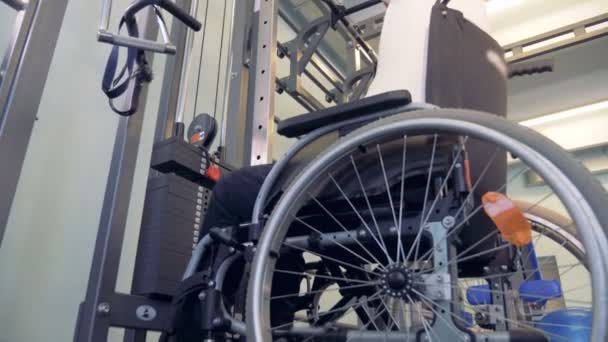 Macht belasting voor gehandicapten mans zwakke rugspieren in een rolstoel. — Stockvideo