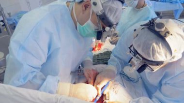 Doktorlar bir cerrahi bir üst ve alt-vücut üzerinde aynı anda gerçekleştirdiğiniz