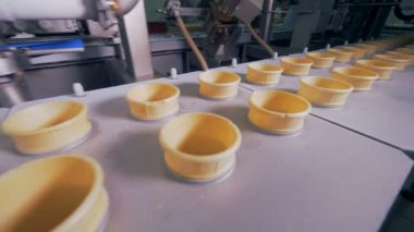 Boş gofret külah dondurma productin satırındaki ile doldurma.