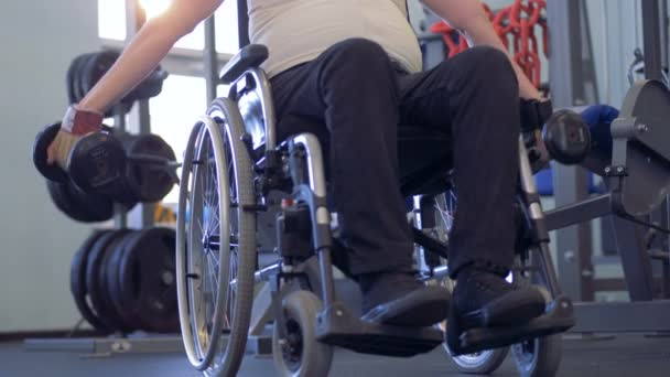 Neuer Ansatz bei Übungen mit Hanteln durch behinderten Mann. — Stockvideo