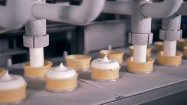 Linea di produzione che lavora presso la fabbrica di gelati. Da vicino. . — Video Stock