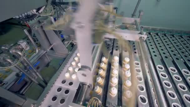 Fungerande produktionslinje glass fabriken. Närbild. — Stockvideo