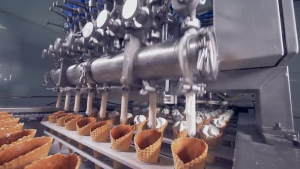 Автоматическое оборудование для производства мороженого . — стоковое видео