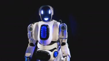 Bir robot stand yarım duruyor, sonra döner ve selamlıyor. 4k.