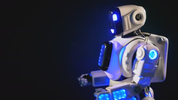Vita robot poser till kameran. — Stockvideo