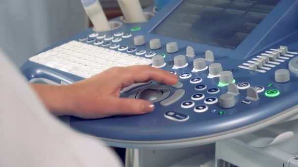 Ultraschallkonsole wird von Ärzten an den Händen operiert — Stockvideo