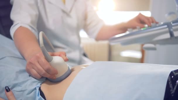 Procedimento ultrassônico está sendo realizado em uma paciente do sexo feminino — Vídeo de Stock