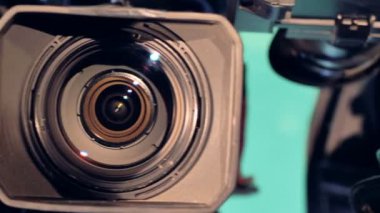 Video kamera üç lensler bir Kapat'soldan sağa doğru görüntülenir