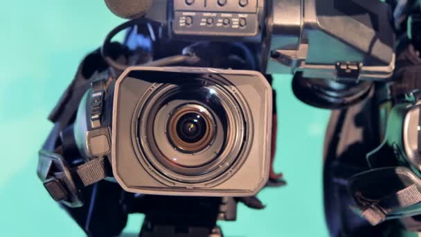 Sekventiell som närbild av tre videokameror linser — Stockvideo