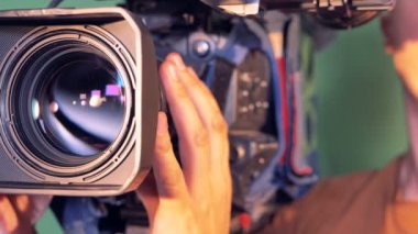Operatör bir video kamera tutuyor, bundan sonra dönüm, uzaklaştırma bu