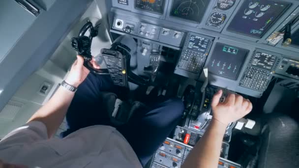 パイロットはコックピットでレバーの彼の手を保持して、クローズ アップ. — ストック動画
