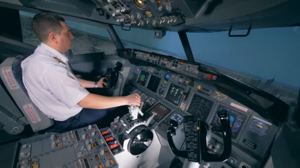 Один пилот поворачивает самолет влево, сидя в симуляторе полета. 4K . — стоковое видео