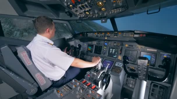 Un aviateur s'assoit dans un simulateur de vol et tourne un avion vers la gauche. 4K . — Video