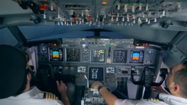 Pilotlar oturup bir uçuş simuator yakın çekim.