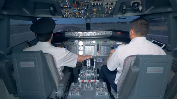 Pilotlar uçağın uçuş simülatörü içinde çıkar. 4k. — Stok video