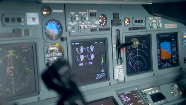 A pilóta ellenőrzi a műszerfal, közelről. — Stock videók