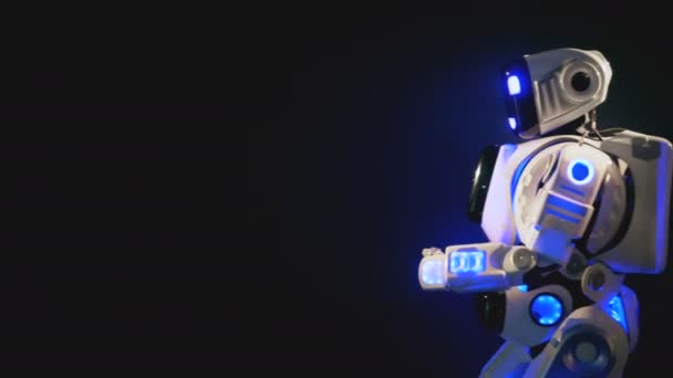 En robot går och gör utrymmet mellan dess armar. — Stockvideo