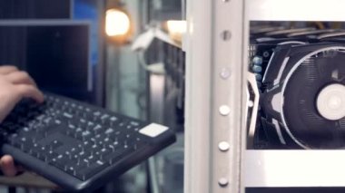 Erkek bir profesyonel tarafından kontrol edilen Cryptocurrency madenciliği işlemi 